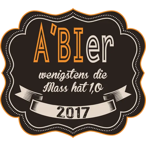 Etikett mit Aufschrift "A'Bier, wenigstens die Mass hat 1,0" umgeben von Verzierungen auf grauem Hintergrund, Datum 2017.