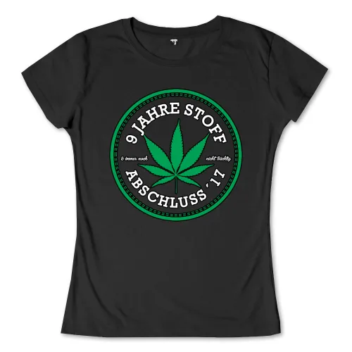 Logo mit Cannabisblatt und Text "9 Jahre Stoff Abschluss '17" in einem grünen Kreis.