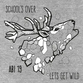 schulabschluss_tshirt_design_2019 Schwarzes T-Shirt mit weißem grafischen Druck eines Hirsches, Text "School's Over" und "Let's Get Wild", "ABI 19".