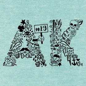 Schwarze Doodle-Illustration mit Symbolen wie Schädel, Diamanten, Cupcakes und einer Hand, die ein Schild mit #19 hält.