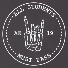 Schwarzes kreisförmiges Logo mit einer weißen Hand und den Worten "All Students Must Pass" und "AK19".