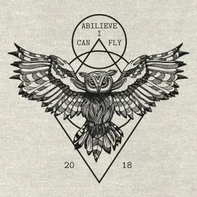 Schwarz-weiße Zeichnung einer Eule mit ausgebreiteten Flügeln, umgeben von geometrischen Formen, Datumszahl 2018 und Text "I CAN FLY".
