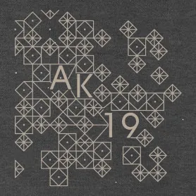 Schwarze geometrische Formen und Muster mit den Buchstaben 'AK' und der Zahl '19' auf weißem Hintergrund.