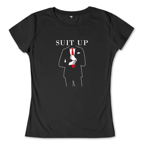 Silhouette eines Mannes in einem Anzug, der seine Krawatte justiert, mit dem Text "SUIT UP" oben.