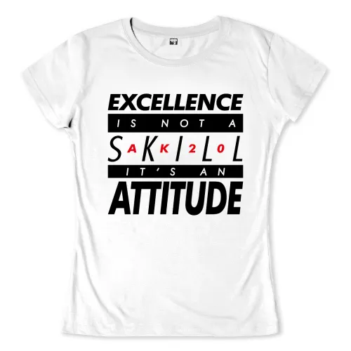 Text auf einem Shirt, "EXCELLENCE IS NOT A SAKK2LOL IT'S AN ATTITUDE", in schwarz und rot auf weißem Grund.