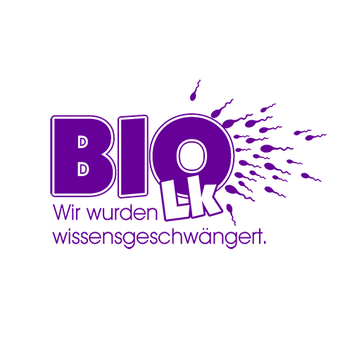 Hellblaues T-Shirt mit lila "BIO LK" Text und Swoosh-Design, darunter der Spruch "Wir wurden wissensgeschwängert."
