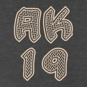 Vollständig schwarze Silhouette in abstrakter Blockform auf weißem Hintergrund.