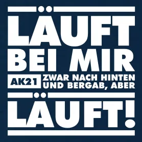Schwarzer Hintergrund mit weißem, eckigem Design und Text "AK21" in der linken unteren Ecke.