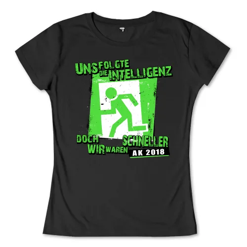 Grünes Notausgangssymbol mit Text "Uns folgte die Intelligenz doch wir waren schneller AK 2018" auf schwarzem Hintergrund.