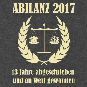 Schwarzes T-Shirt in Form eines Buchstabens T auf weißem Hintergrund.