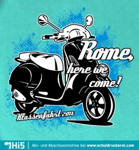 Illustration eines schwarzen Rollers auf türkisfarbenem Hintergrund mit dem Text "Rome here we come!"