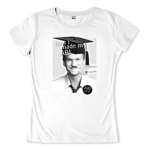 Mann lächelt, trägt Absolventenhut und spielt mit einem aufgeklebten Schnurrbart, Text "ABI 2017" sichtbar.