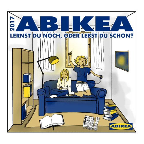 Zwei Personen sitzen in einem blau möblierten Wohnzimmer, Bücher und Zeitschriften um sie herum.