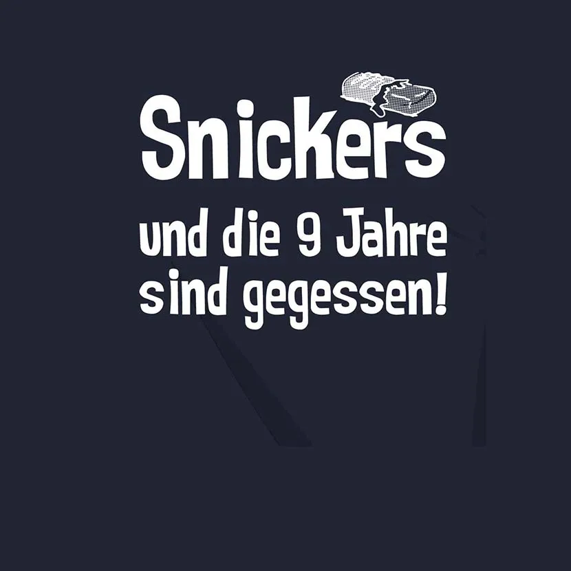 snickers_slogan_mit_biss_illustration Snickers und die 9 Jahre sind gegessen design