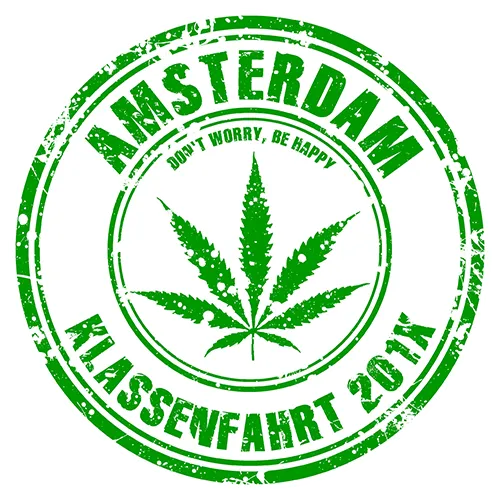 Gruenes Logo mit Cannabisblatt und Schriftzug "Amsterdam Klassenfahrt 20XX" auf Textiloberflaeche.