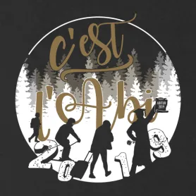 Design für ein T-Shirt mit der Aufschrift "C'est la vie 2019", umgeben von Personen und Waldsilhouetten.