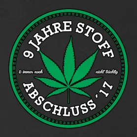 Logo mit Cannabisblatt und Text "9 Jahre Stoff Abschluss '17" in einem grünen Kreis.