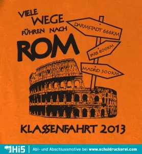 Orangefarbenes T-Shirt-Design mit Zeichnung des Kolosseums und Wegweisern, Text "Viele Wege führen nach Rom, Klassenfahrt 2013".