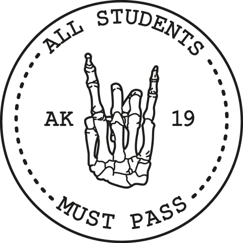 Schwarzes kreisförmiges Logo mit einer weißen Hand und den Worten "All Students Must Pass" und "AK19".