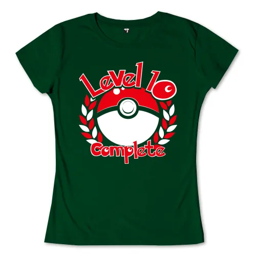 Stilisiertes rotes und weißes Pokéball-Symbol mit Lorbeerkranz und "Level 10 Complete" Text auf grünem Hintergrund.