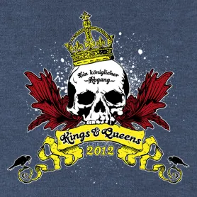 Grafik mit Schädel, zwei gekreuzten Schwertern, Krone und Banner, Beschriftung 'Kings & Queens 2012'.
