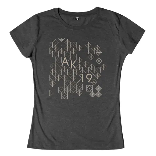 Schwarze geometrische Formen und Muster mit den Buchstaben 'AK' und der Zahl '19' auf weißem Hintergrund.