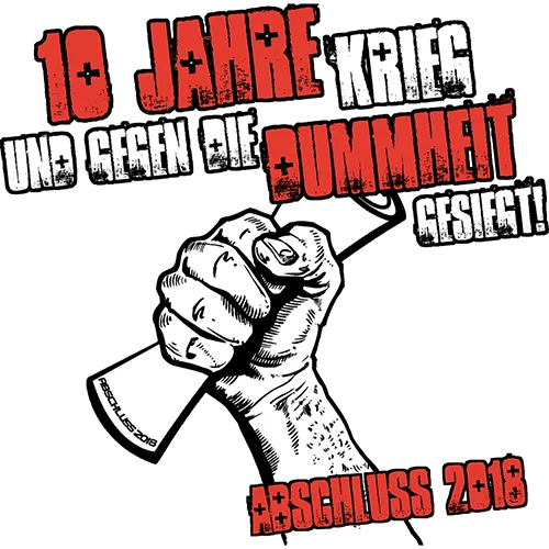 Eine erhobene Faust vor schwarzem Hintergrund, umgeben von rotem Text "10 Jahre Krieg und gegen die Dummheit gesiegt! Abschluss 2018".