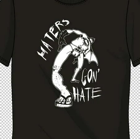Schwarzes T-Shirt mit weißer Grafik eines kreatürlichen Charakters im Gremlin-Stil, der lässig auf einem Text steht.