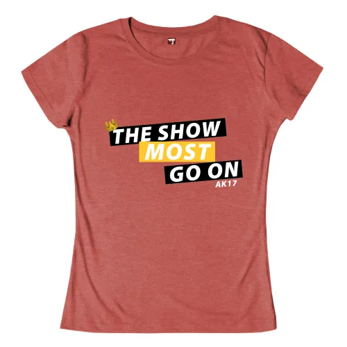 Schwarze und gelbe Textstreifen mit "THE SHOW MOST GO ON AK17" auf rotem Hintergrund.