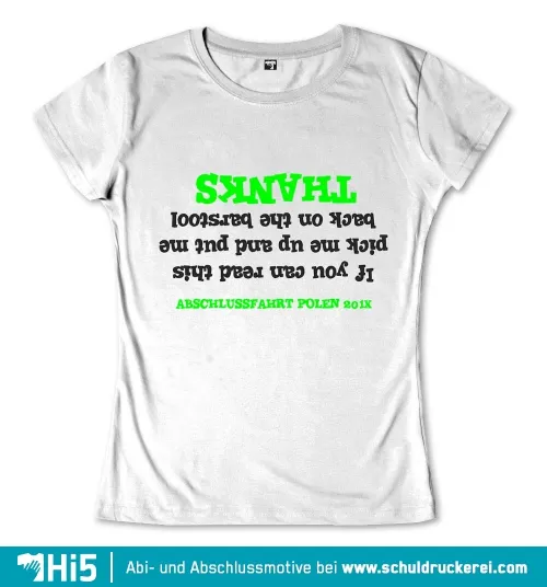 Grüner Text auf grauem T-Shirt, invertierte Schrift, "Abschlussfahrt Polen 201x" lesbare Beschriftung.