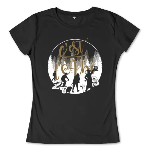 Design für ein T-Shirt mit der Aufschrift "C'est la vie 2019", umgeben von Personen und Waldsilhouetten.