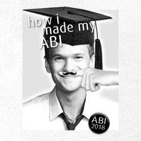 Mann lächelt, trägt Absolventenhut und spielt mit einem aufgeklebten Schnurrbart, Text "ABI 2017" sichtbar.