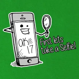 Ein anthropomorphes Smartphone hält einen Spiegel und zeigt neben einem Schild mit der Aufschrift "First lets take a Selfie!".