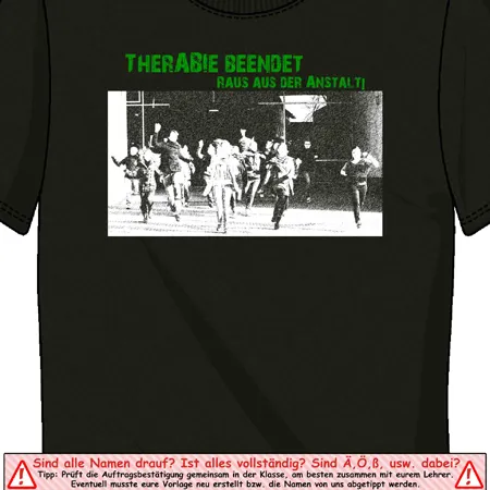 Ein schwarzes T-Shirt mit der Aufschrift "THERABIE BEENDET RAUS AUS DER ANSTALT" und einem historischen Foto.