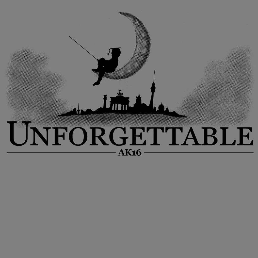 Eine Silhouette schwingt sich an einem Sichelmond über einer Stadtsilhouette mit dem Schriftzug "UNFORGETTABLE AK16".