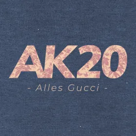 Buchstaben "AK20" in Rosa mit floralem Muster auf beige Hintergrund.