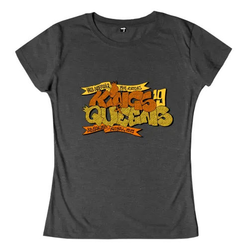 Grafik auf grauem Stoff mit "Kings & Queens 19" Text im Comic-Stil, umgeben von anderen Textelementen.