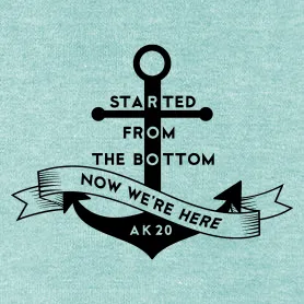 Eine abstrakte, geometrische Schwarzform auf weißem Hintergrund.