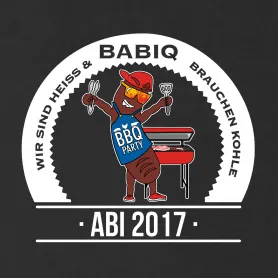 Animierte Wurst mit Hut und BBQ-Schürze steht neben einem Grill und hält Grillbesteck.