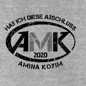 Schwarzes T-Shirt Design mit weißem Text "HAB ICH DIESE ABSCHLUSS 2020 AMINA KOYIM" und Initialen "MK".