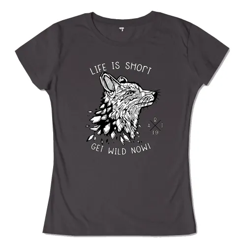 Illustration eines Wolfes, der in Fragmente zerfällt, mit Text "LIFE IS SHORT GET WILD NOW" und "BAI 19".