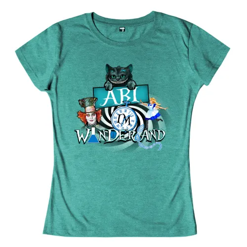 Design mit Alice, dem verrückten Hutträger und der Grinsekatze über einer spiralförmigen Uhr, Text "ARI IM WUNDERLAND".
