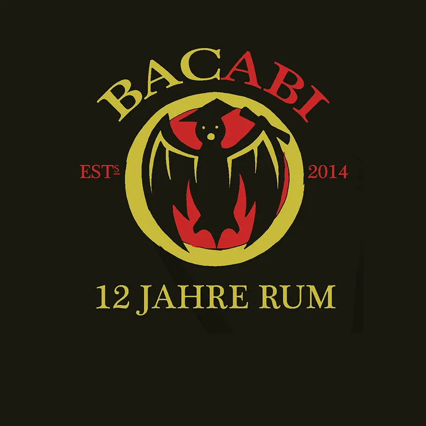 Logo mit rotem Fledermaussymbol in gelbem Kreis, Text "BACABI ESTS 2014 12 JAHRE RUM" auf schwarzem Grund.