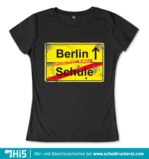 Gelbes, abgenutztes Verkehrsschild mit der Aufschrift "Berlin 1", einem Pfeil nach oben und "Schule" in Rot.