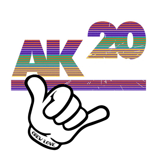 Illustration eines Daumens nach oben mit "CREW LOVE" Tattoo, stilisiert in lila und orange Glitch-Art.
