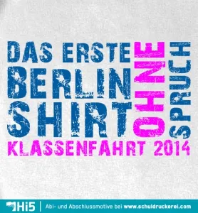 Graues Shirt mit Aufdruck "Das erste BERLIN SHIRT OHNE SPRUCH KLASSENFAHRT 2014" in Blau und Pink.