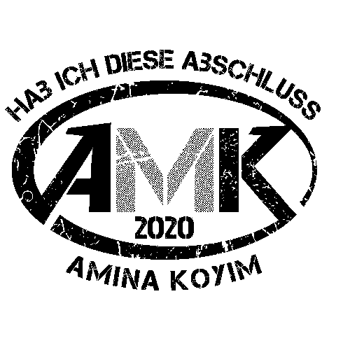 Schwarzes T-Shirt Design mit weißem Text "HAB ICH DIESE ABSCHLUSS 2020 AMINA KOYIM" und Initialen "MK".