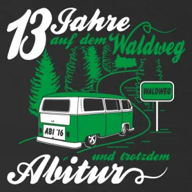 Illustration eines grünen VW-Busses neben einem "Waldweg"-Schild und Text "13 Jahre auf dem Waldweg und trotzdem Abitur"