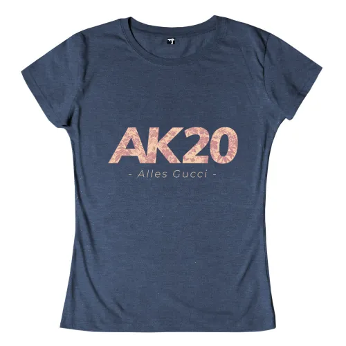 Buchstaben "AK20" in Rosa mit floralem Muster auf beige Hintergrund.