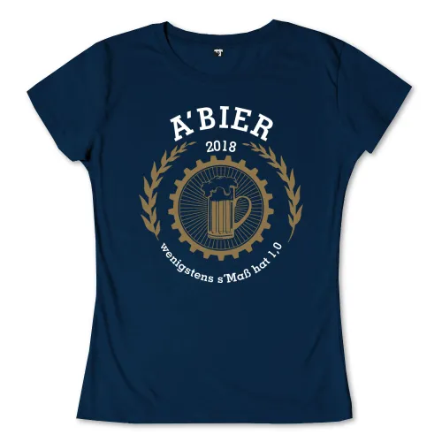 Goldenes Bierkrug-Symbol umgeben von Lorbeerkränzen und Text 'A'BIER 2018 - wenigstens s'Maß hat 1,0' auf dunkelblauem Hintergrund.
